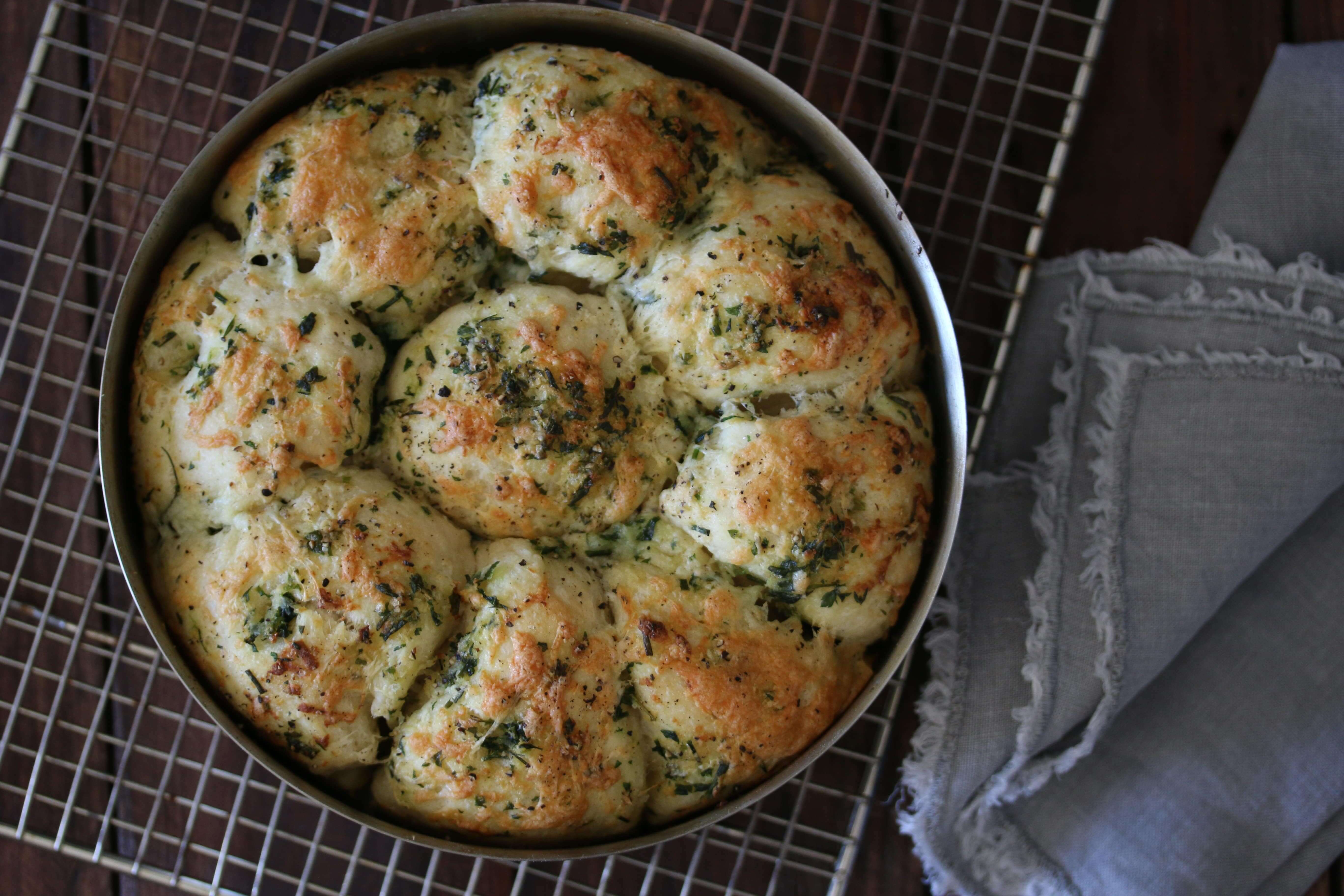 GARLIC & CHEESE PULL APART BREAD ROLLS